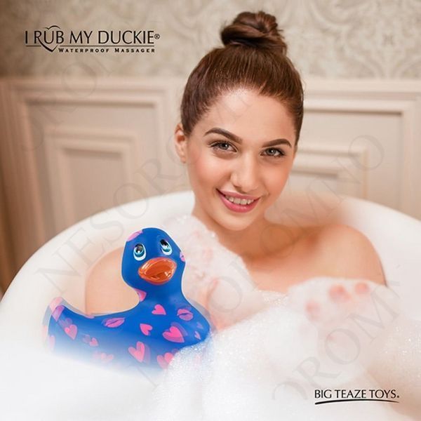 Вібратор качка для кліторальної стимуляції Big Teaze Toys Rub My Duckie синя у сердечках BTT29014 фото